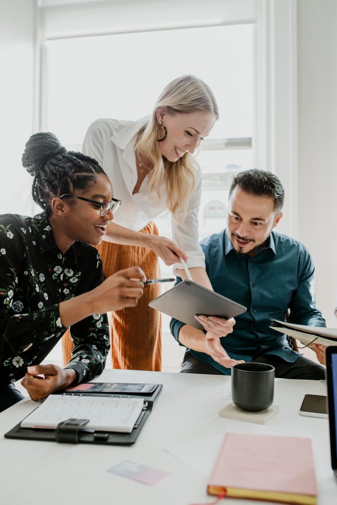quipe de professionnels échangeant autour d’une tablette